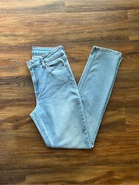 Old Navy High Rise “Wow Straight” in Light Wash - Size 4